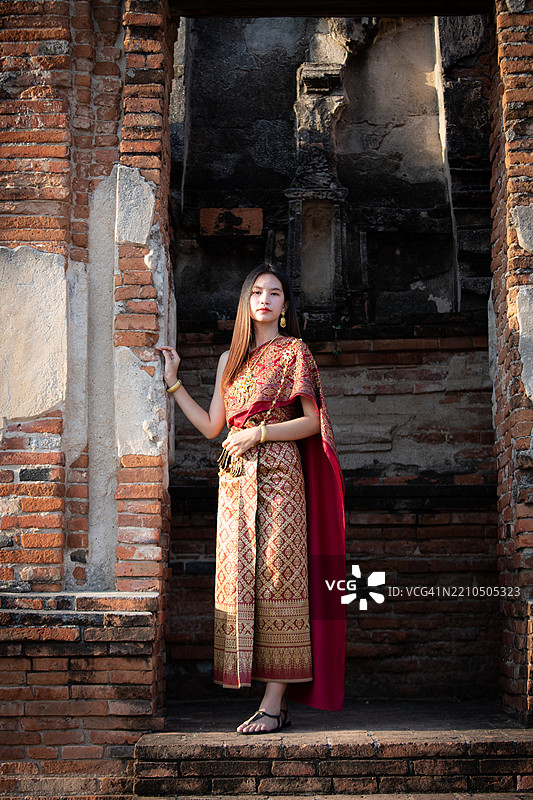 美丽的亚洲少女穿着典型的泰国服装，优雅迷人。图片素材