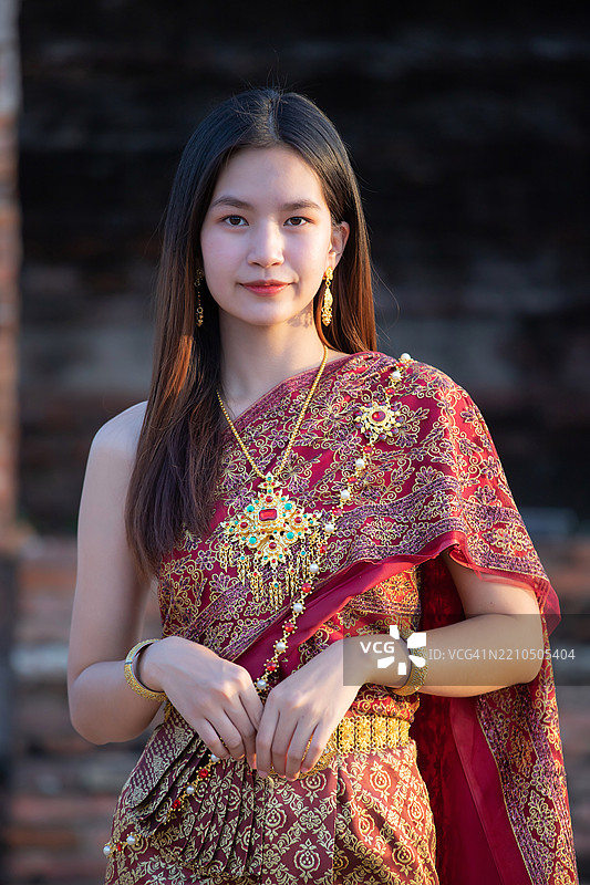 穿着传统泰国服装的泰国女性，优雅迷人图片素材