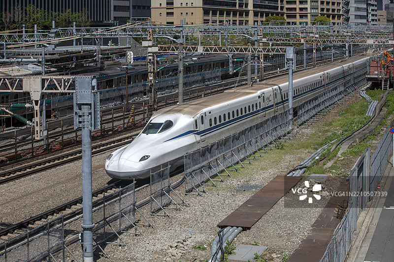 新干线N700系列列车经过东京田町站图片素材