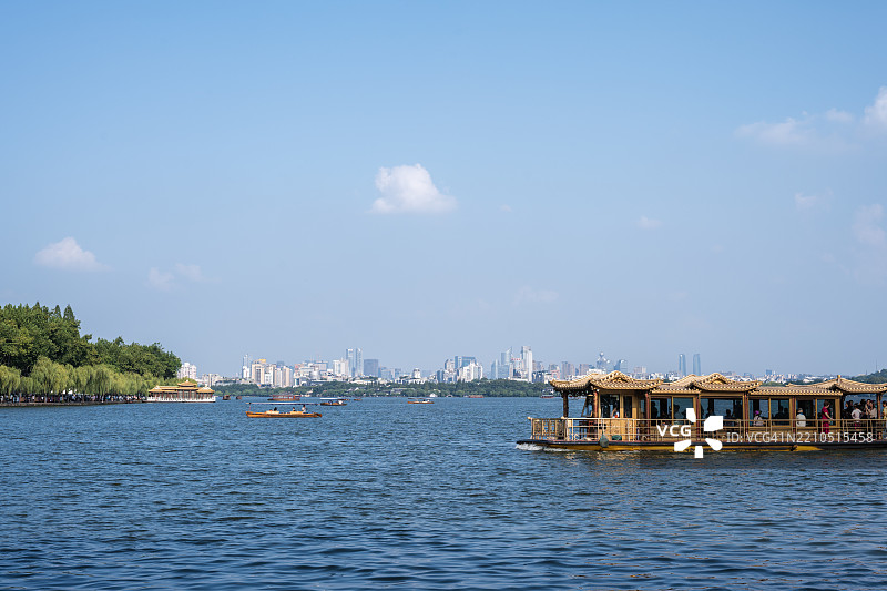 阳光明媚的西湖风景船游图片素材