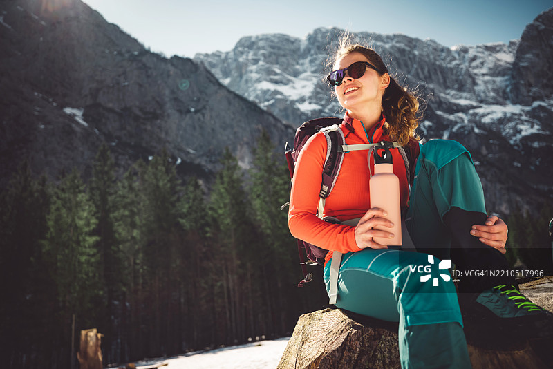 女性在山间徒步旅行中享受大自然图片素材