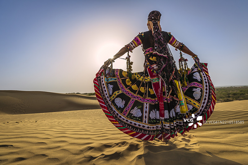 印度女性在沙丘上跳舞，沙漠村庄，印度图片素材