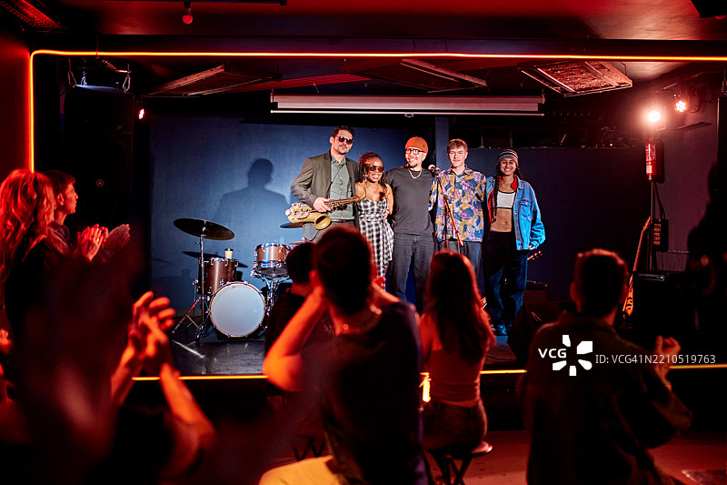 微笑的爵士乐队接受观众的掌声以表演结束图片素材