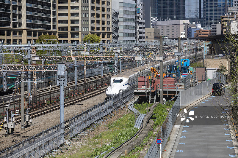 新干线N700系列列车经过东京田町站图片素材