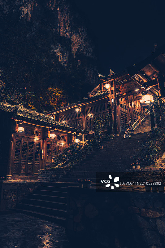 中国贵州省兴义市凤林布依的传统木结构夜景图片素材