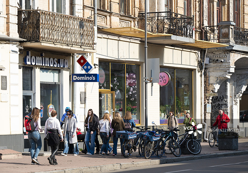 基辅波迪尔地区萨哈伊达奇诺霍街上热闹的下午聚会将当地居民聚集在一起图片素材