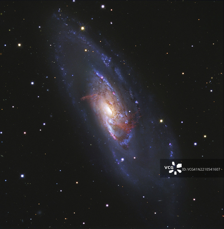 螺旋星系M106，复合图像图片素材