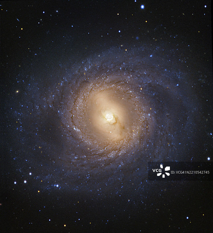 条纹螺旋星系M95，复合图像图片素材