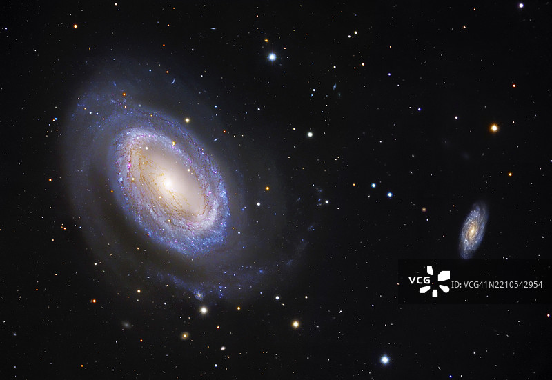 螺旋星系NGC 4725图片素材