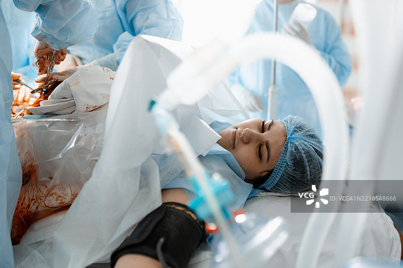 医疗团队在手术环境中精确地进行操作图片素材