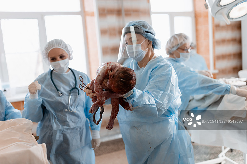 医疗团队在医院环境中接生新生儿图片素材