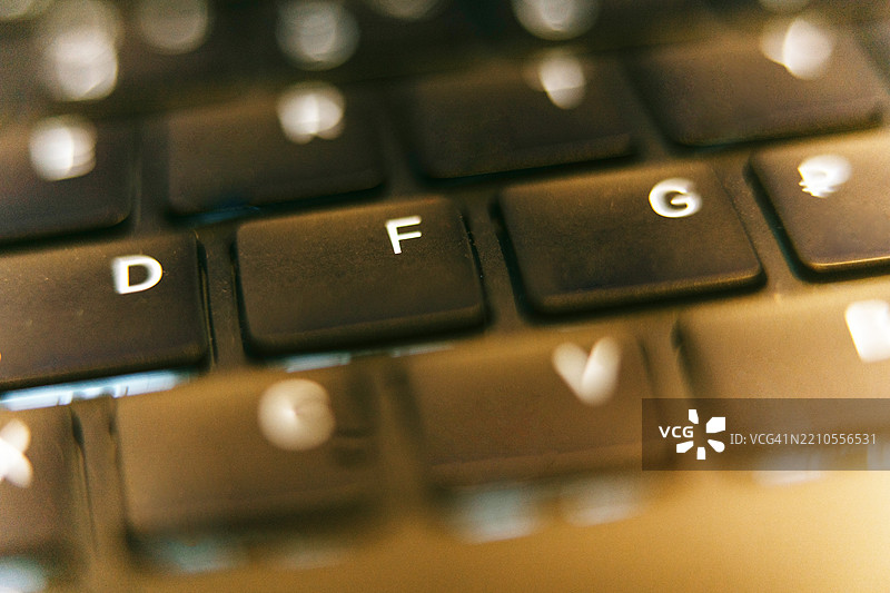 笔记本电脑键盘特写，微距摄影图片素材
