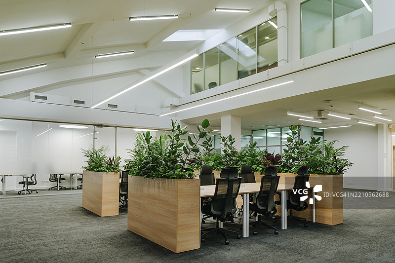 现代办公室室内设计，配有绿色植物和开放式布局图片素材