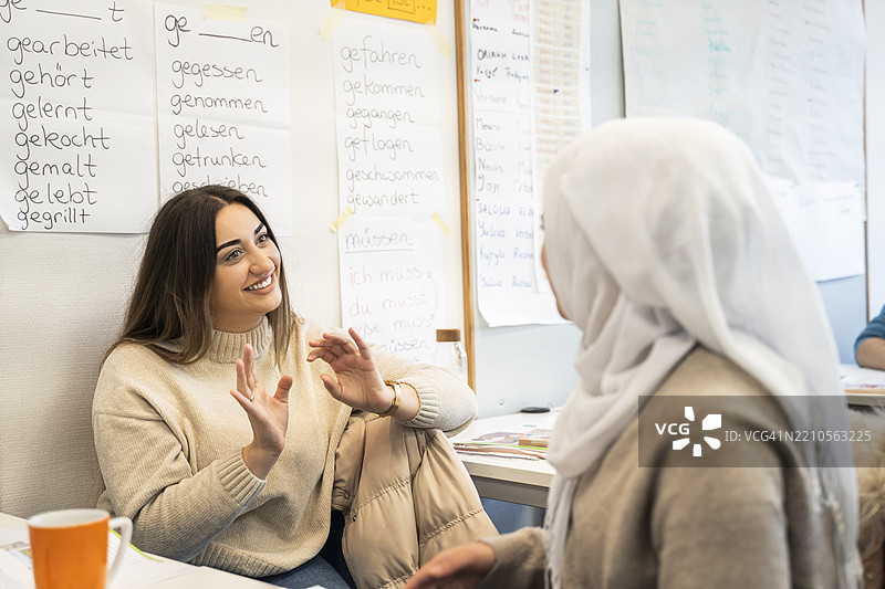 多元文化的女学生们在国际语言课堂上互动图片素材