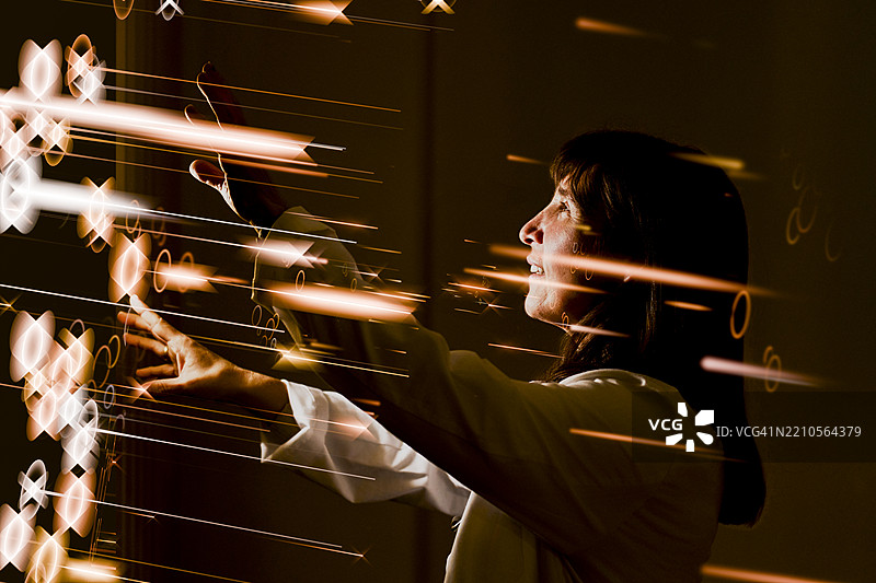 医生在医疗环境中与3D可视化互动图片素材