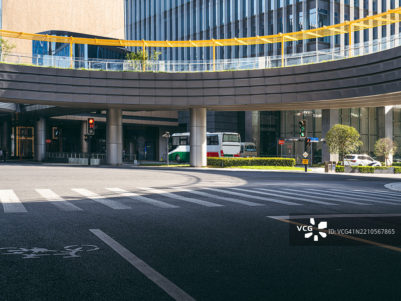 人行天桥下的空旷城市街道图片素材