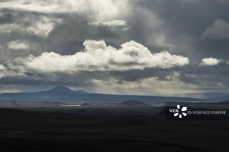 冰岛东部地区奥斯图兰荒野上空的戏剧性天空图片素材