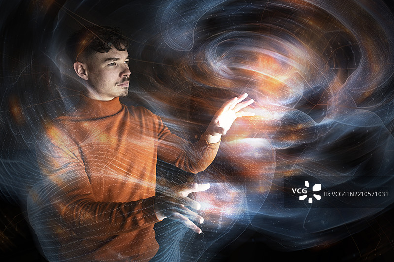 男子在未来数字环境中与增强现实互动图片素材