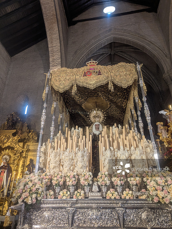 塞维利亚的圣周。准备在游行中抬着的圣母玛利亚图像的帕里奥。圣斯特凡兄弟会。图片素材