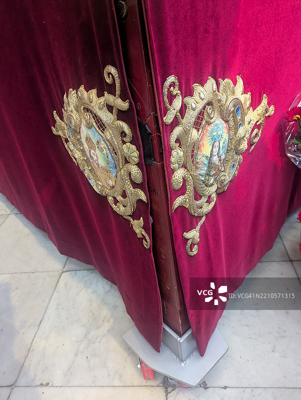 刺绣，圣周天篷裙上的装饰细节。西班牙，塞维利亚图片素材