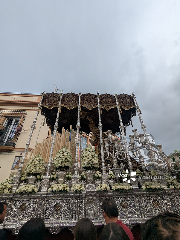塞维利亚街头游行的恩卡纳西翁圣母（Virgin Mary）帕里奥。图片素材
