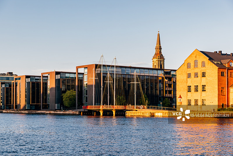 哥本哈根，丹麦，阳光明媚的日子里，克里斯蒂安港的现代建筑和圆形桥（Cirkelbroen）吊桥图片素材
