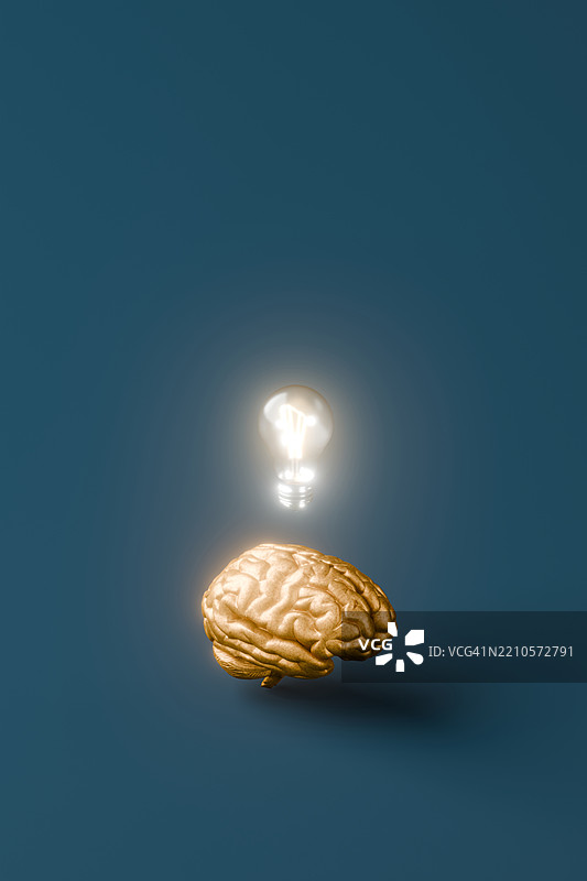 象征创造力和创新的金色大脑与发光灯泡图片素材