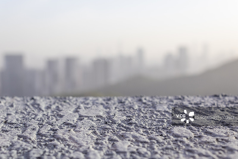 背景是城市建筑，前景是涂层颗粒平台。图片素材