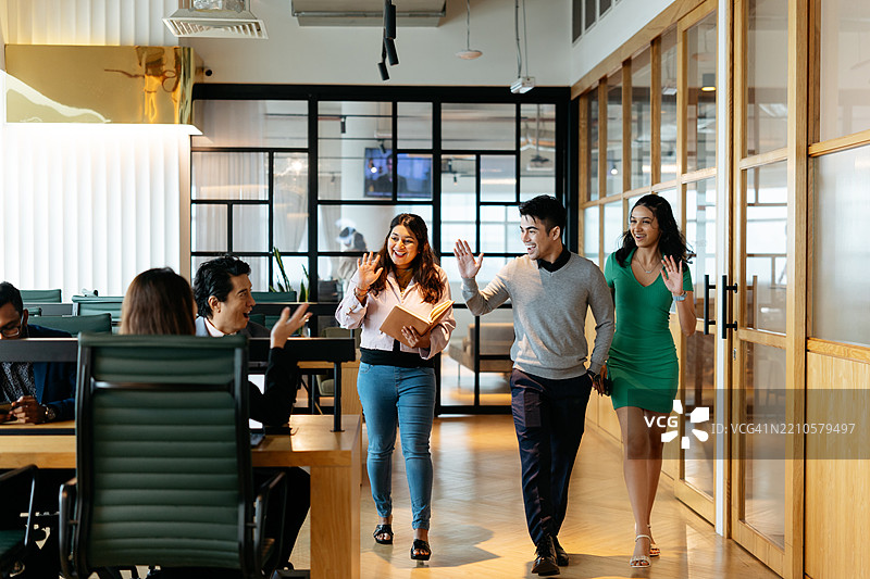 现代工作空间中的友好办公室欢迎标志图片素材