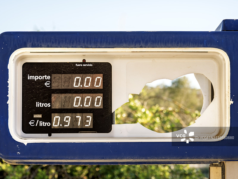 旧的、破损的、废弃的加油泵上的价格显示。图片素材