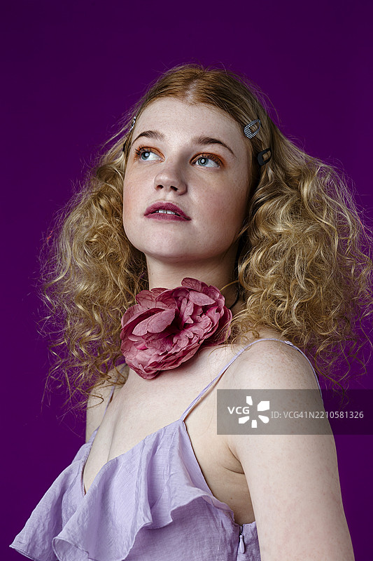 穿着紫色夏季连衣裙的美丽女性图片素材