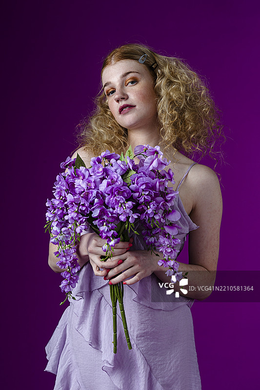 穿着紫色夏季连衣裙的美丽女性图片素材