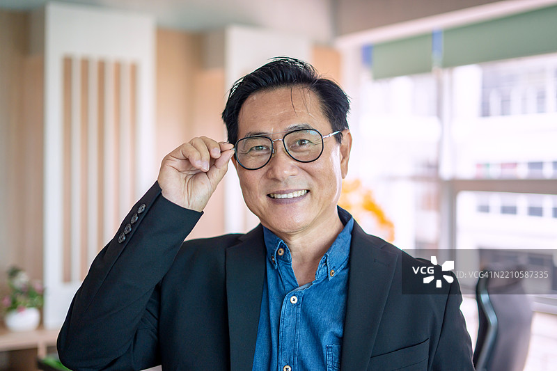 微笑的成熟商人特写镜头图片素材