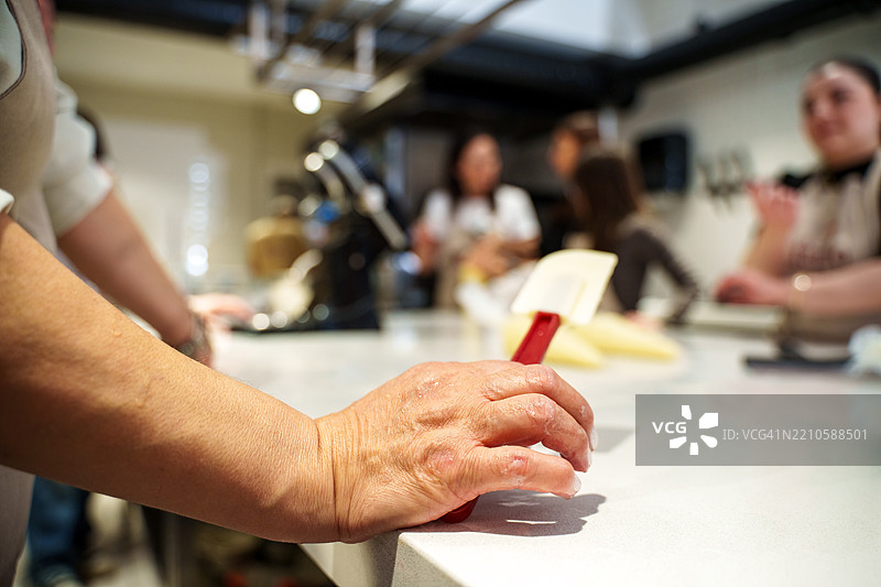 烘焙课堂上手握铲子的特写镜头图片素材