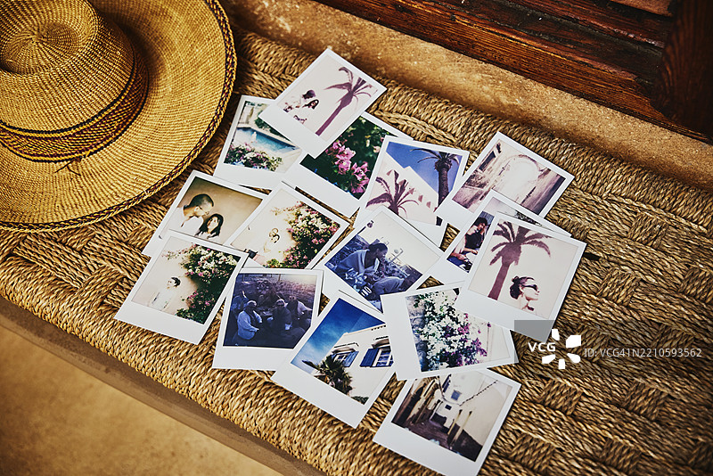 桌子上摆放着热带度假照片的广角快照图片素材