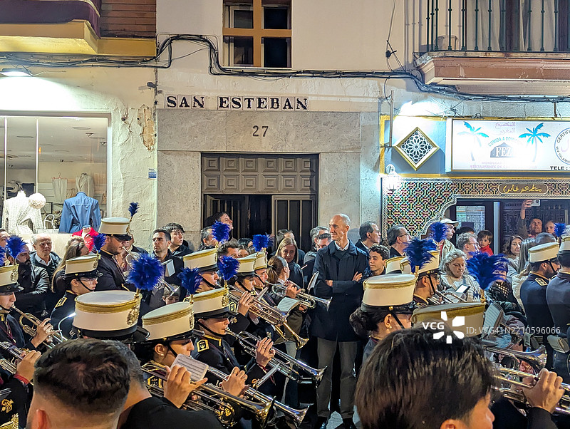 西班牙塞维利亚圣周期间街道上的乐队游行图片素材
