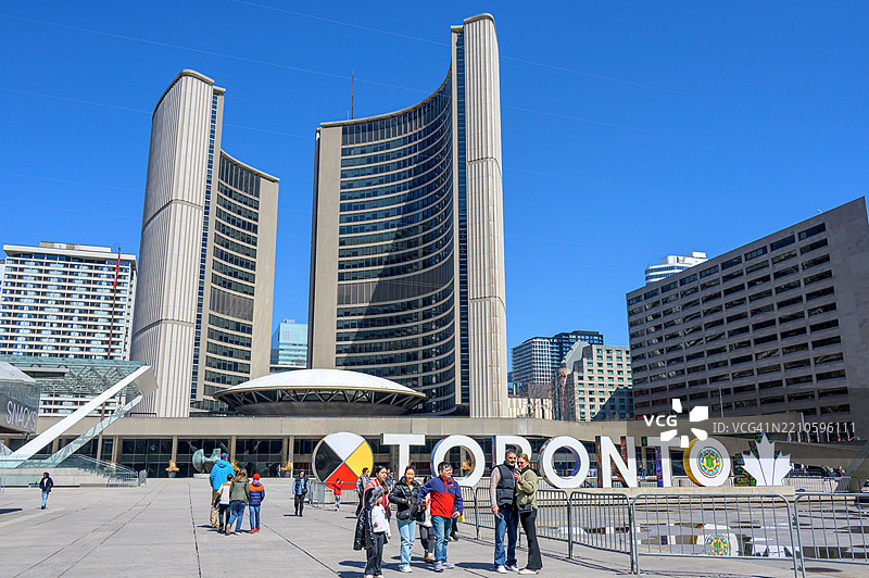 游客在新市政厅建筑前图片素材