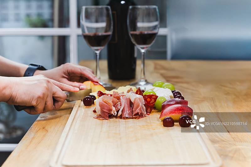 木板上的冷切肉、熏火腿和奶酪的摆放图片素材