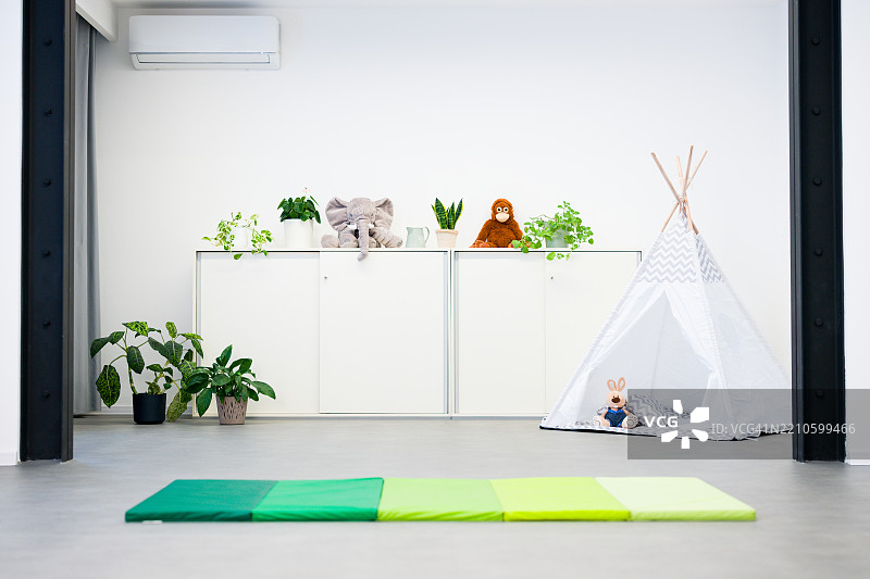 儿童游戏室，配有帐篷、玩具和室内植物，现代简约风格的儿童房设计图片素材