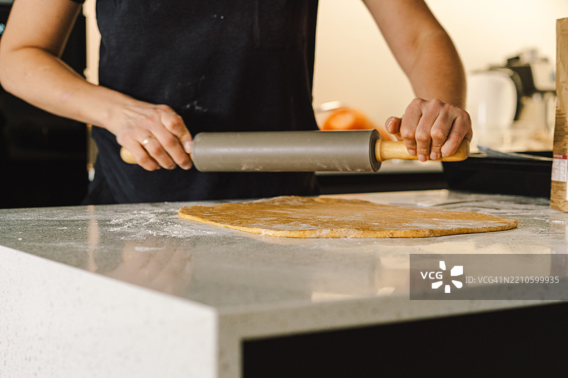 女性在厨房准备食物的中段身影图片素材