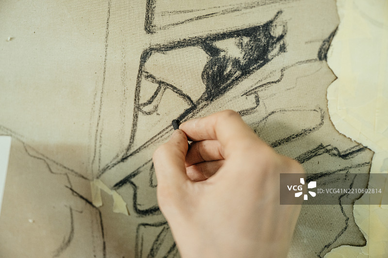 女性艺术家使用自然和有机材料进行绘画图片素材