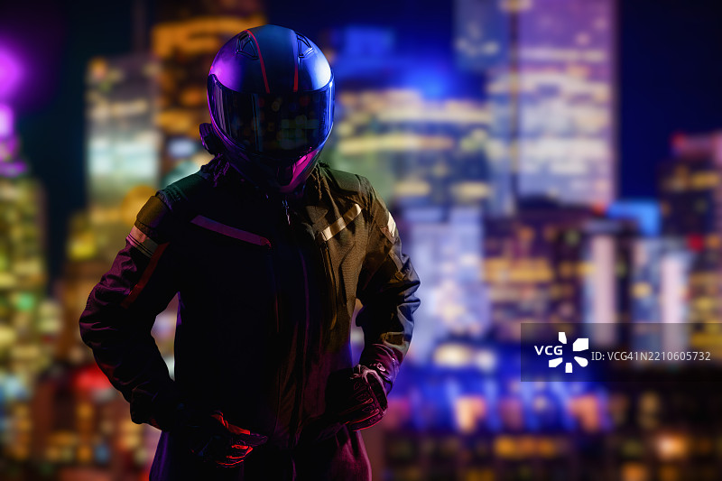 夜间穿着摩托车装备的女性图片素材