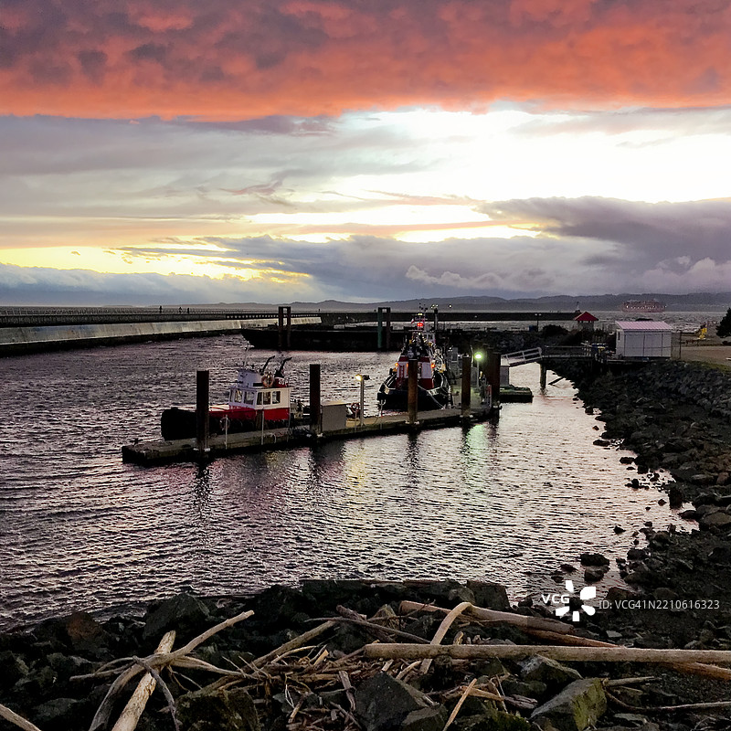 在戏剧性的天空下的引航船图片素材