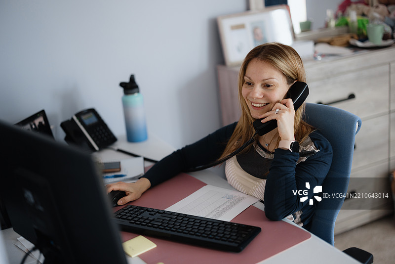 现代办公室中，专业女商人在桌前工作并进行沟通图片素材