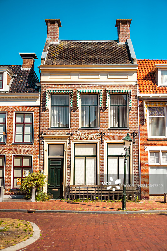 宁静街道上的传统和历史荷兰房屋外观图片素材