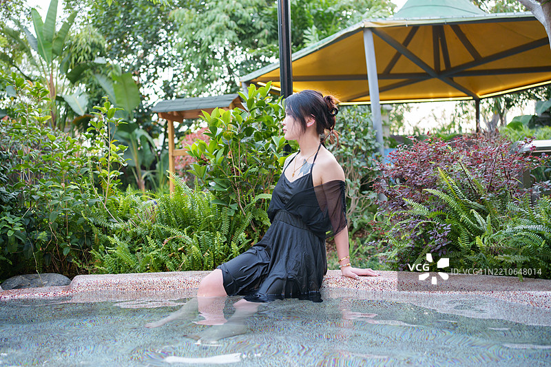 年轻的亚洲女性游客正在泡温泉图片素材