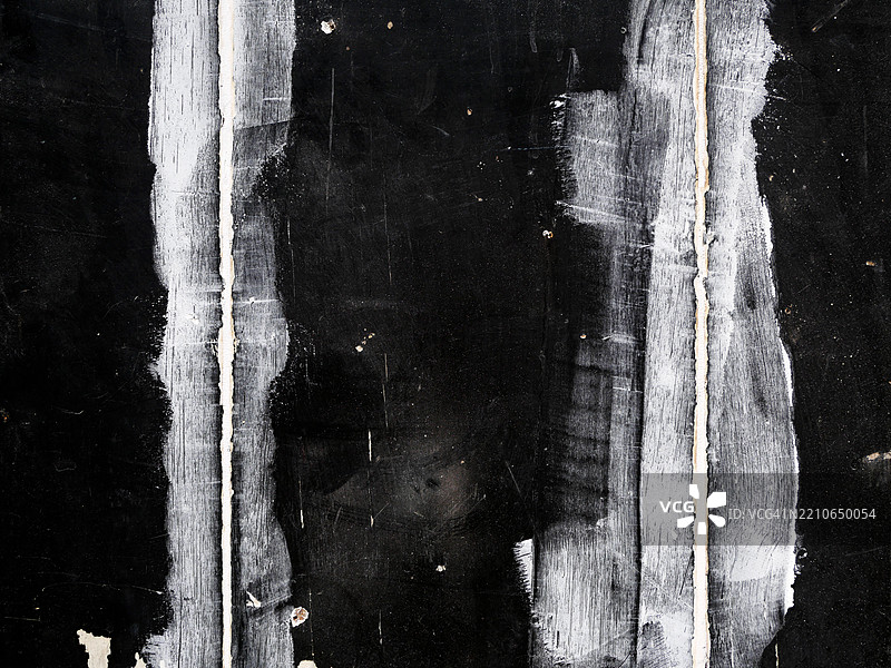 木质面板之间填充石膏。粗糙的纹理。阳光。黑白色调。法国巴黎。图片素材