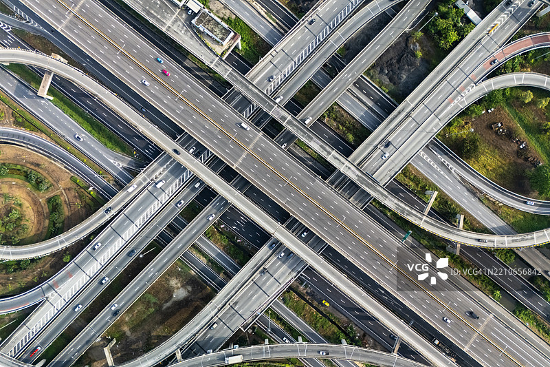 城市地区复杂高速公路交汇处的鸟瞰图图片素材