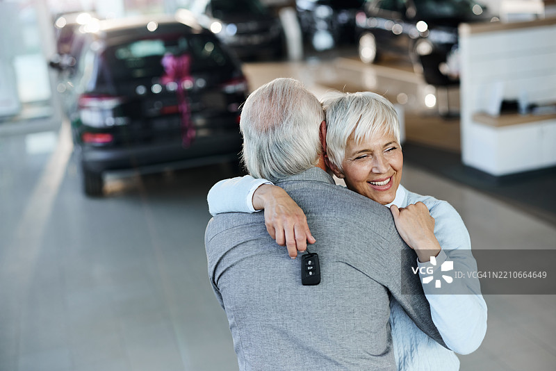 谢谢亲爱的给我买了一辆新车！图片素材