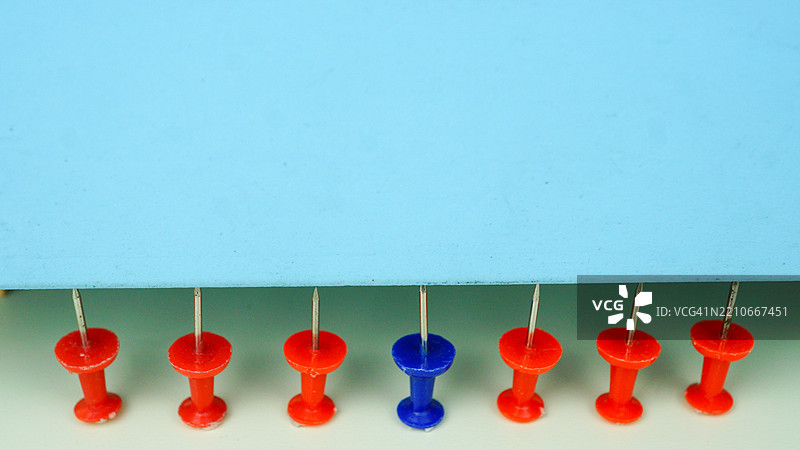 红色和蓝色的图钉拉起大块，力量静物图片素材